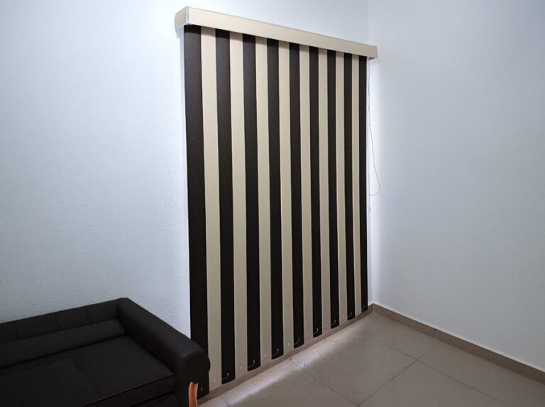 PERSIANAS VERTICALES DE PVC. Ofrecemos soluciones diseñadas para ajustarse a ventanas con ángulos o caídas específicas.