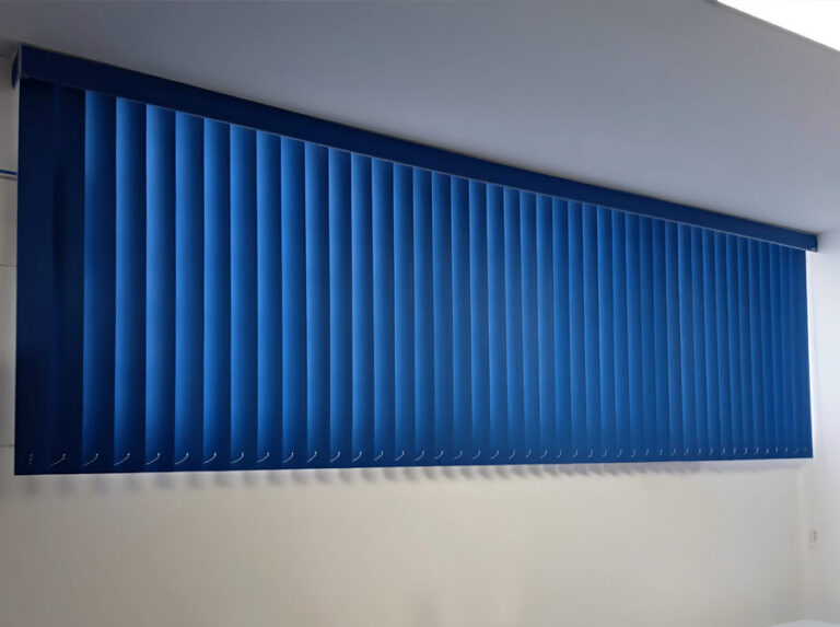 PERSIANAS VERTICALES DE PVC. Ofrecemos soluciones diseñadas para ajustarse a ventanas con ángulos o caídas específicas.