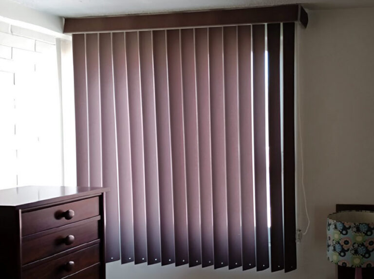 PERSIANAS VERTICALES DE PVC. Ofrecemos soluciones diseñadas para ajustarse a ventanas con ángulos o caídas específicas.