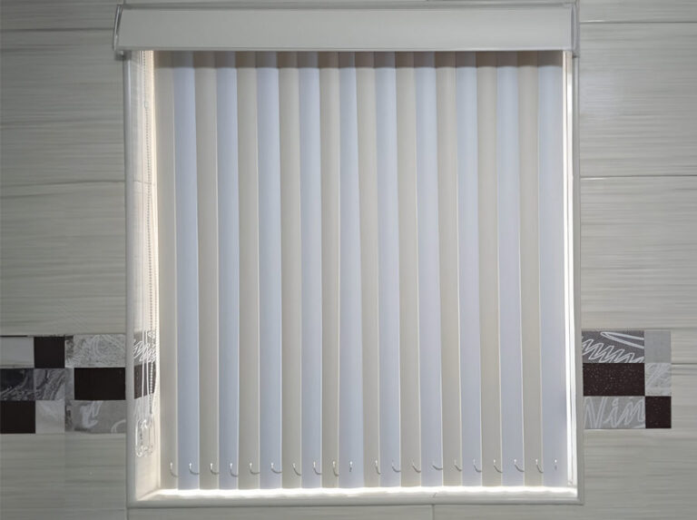 PERSIANAS VERTICALES DE PVC. Ofrecemos soluciones diseñadas para ajustarse a ventanas con ángulos o caídas específicas.