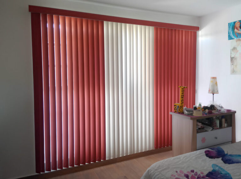 PERSIANAS VERTICALES DE PVC. Ofrecemos soluciones diseñadas para ajustarse a ventanas con ángulos o caídas específicas.