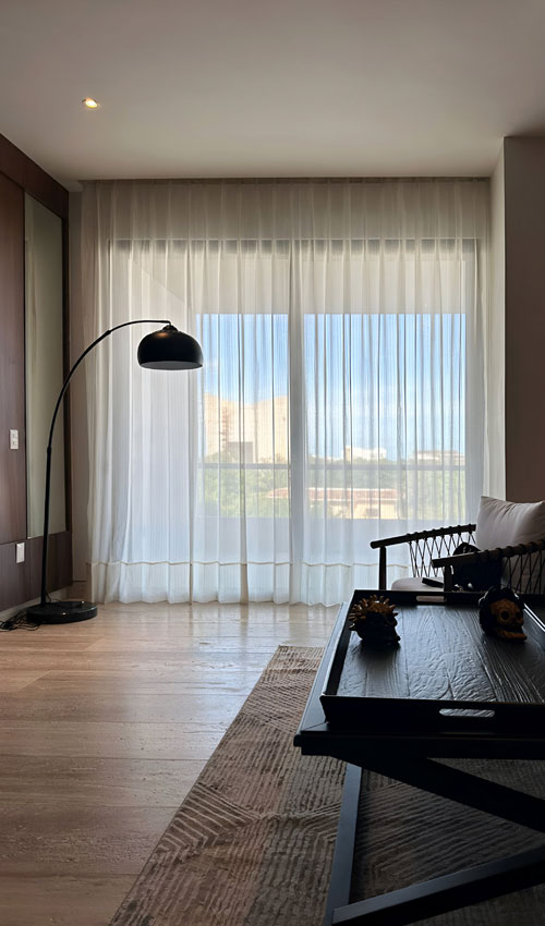 Cortina Linea Sheer: Permiten el paso suave de la luz natural, creando un ambiente luminoso y acogedor sin deslumbramientos.