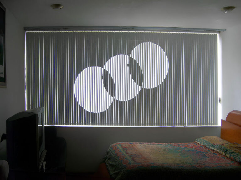 MODELO DIMENSIONS Ideales para ambientes únicos, son fabricadas con tabletas de 3.5" de ancho, que permiten cortes personalizados con formas geométricas o exóticas que generan un atractivo juego de luces y sombras.