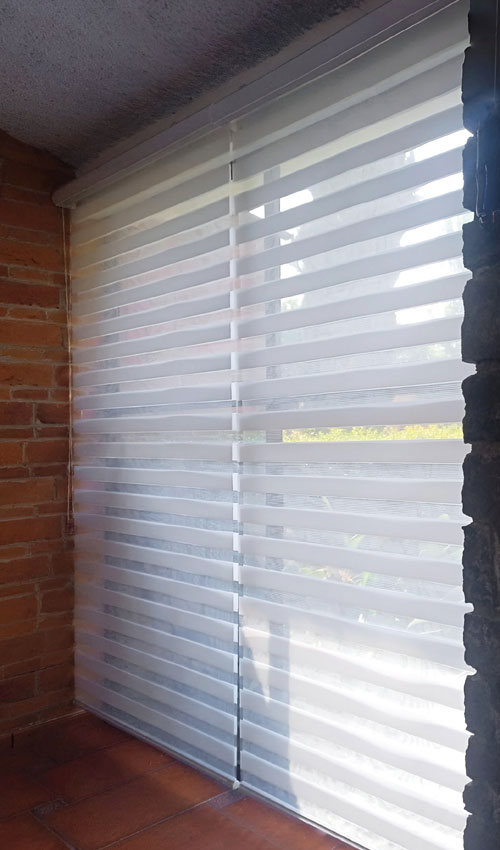 LÍNEA LIGHT FILTERING: Diseñadas para dejar entrar la luz natural de manera suave, creando un ambiente acogedor y luminoso.